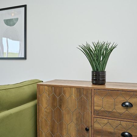 Spacious 1 Bed Apt - Stunning Views & Private Parking - 5 Mins To Beach - Dog Friendly - Close To Ventnor, Shanklin & Sandown - Ideal For Friends, Families & Business Travellers - Sleeps Up To 4 Guests - Managed By "Greenstay Serviced Accommodation" Bonchurch Exterior foto